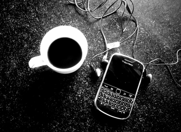 Modne tapety na telefon czarne dla stylowych wnętrz