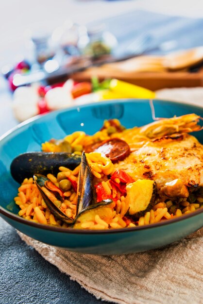 Moja Rodzinna Paella z Owocami Morza i Kurczakiem – Prawdziwa Hiszpańska Uczta!
